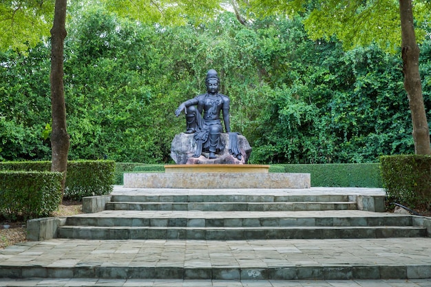 Foto ratchaburi tailândia 4 de junho de 2023 um parque com estátuas de bodhisattva à noite de nasatta thai park na província de ratchaburi muito bonito e famoso na tailândia