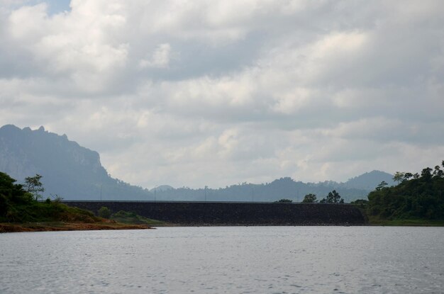 Ratchaprapa ou Rajjaprabha Dam Reservoir em Cheow Lan Lake no Parque Nacional Khao Sok na província de Surat Thani Tailândia