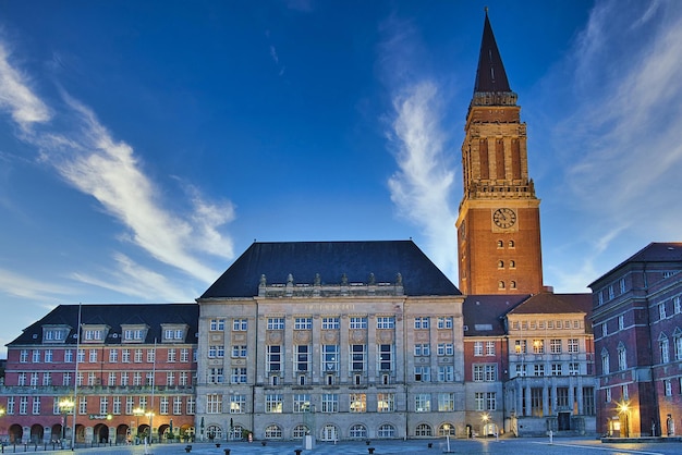 Rathaus am Abend in Kiel, Deutschland