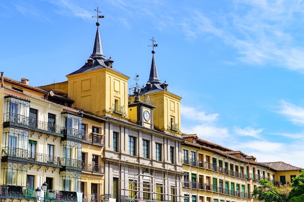 Rathaus der mittelalterlichen Stadt Segovia mit seinen Türmen und Uhr auf dem Hauptplatz Spaniens