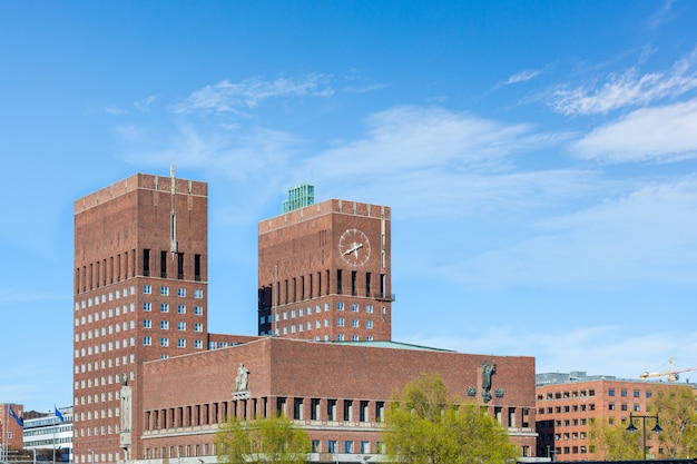 Rathaus in Oslo, Norwegen, an einem sonnigen Tag.