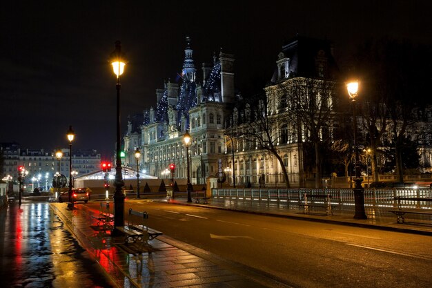 Rathaus in Paris bei Nacht