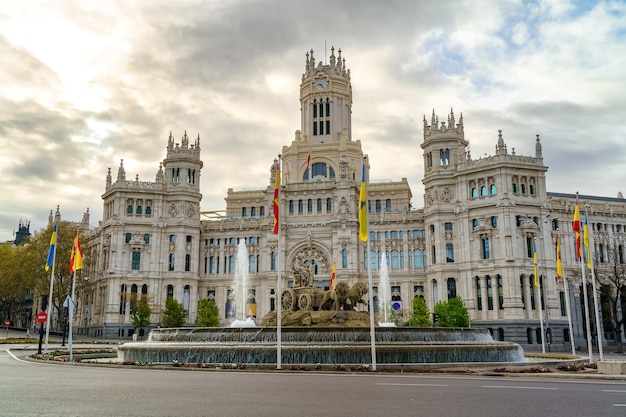 Rathaus von Madrid mit dem berühmten Cibeles-Brunnen in Vorderspanien