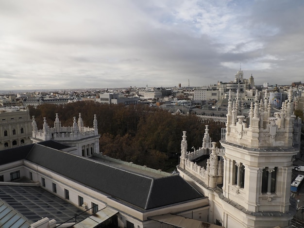 Rathaus von Madrid, Wahrzeichen der Architektur des Kommunikationspalastes, Blick von oben an einem sonnigen Tag in Spanien.