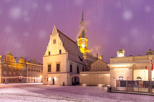 Rathaus von Posen auf dem alten Marktplatz in der Altstadt in der verschneiten Weihnachtsnacht, Posen