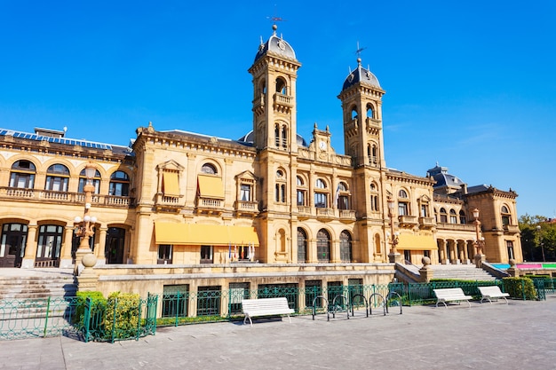 Rathaus von San Sebastian oder Hauptbibliothek im Stadtzentrum von San Sebastian Donostia, Baskenland im Norden Spaniens