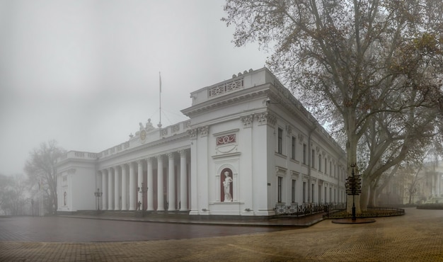 Rathausgemeinschaftsgebäude am Primorsky Boulevard in Odessa, Ukraine, an einem nebligen Herbsttag