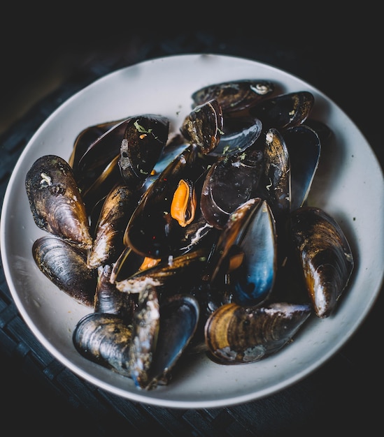 Ration von gedämpften Muscheln mit Knoblauch und Petersilie typisch für die mediterrane Ernährung