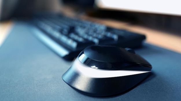 Rato de computadora inalámbrico y teclado Rato brillante en una configuración de trabajo y juego de escritorio
