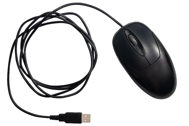Foto rato de computador preto com cabo usb em fundo branco isolado