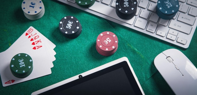 Rato de teclado de computador jogando cartas e fichas Casino online