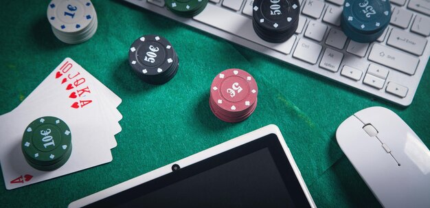 Laptop Casino Online. Teclado Portátil E Fichas Com Dados E Cartas De Jogo  E Dinheiro Em Dinheiro Dólares Na Mesa De Jogo Verde. Jogo Vício Jogo.  Poker Online. Foto Royalty Free, Gravuras