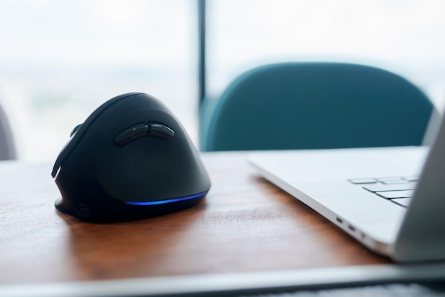 Foto rato ergonômico na mesa no local de trabalho prevenção da dor no pulso porque trabalhando muito tempo tenossinovite de de quervain sintoma de interseção síndrome do túnel do carpo ou conceito de síndrome do escritório