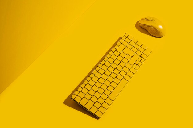 El ratón amarillo del teclado de la computadora en un fondo amarillo Vista superior plana