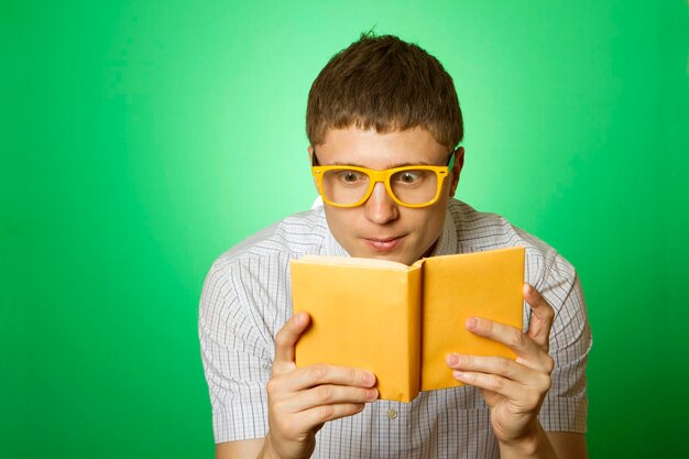 Ratón de biblioteca joven leyendo