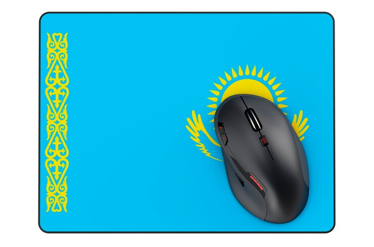 Ratón de computadora y almohadilla de ratón con una representación 3D de la bandera kazaja aislada sobre fondo blanco