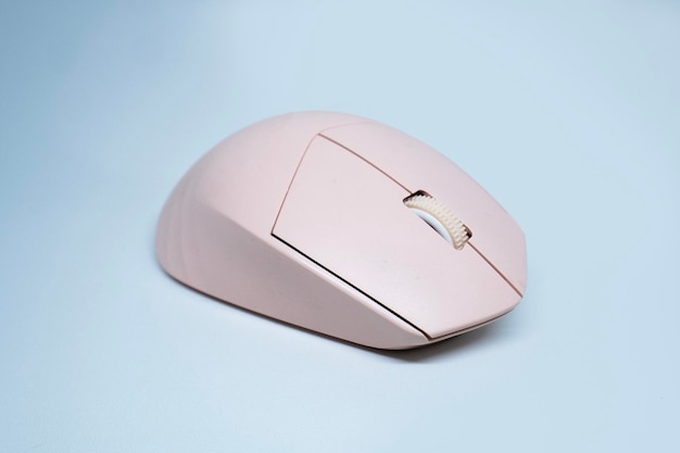 El ratón de la computadora es rosado.