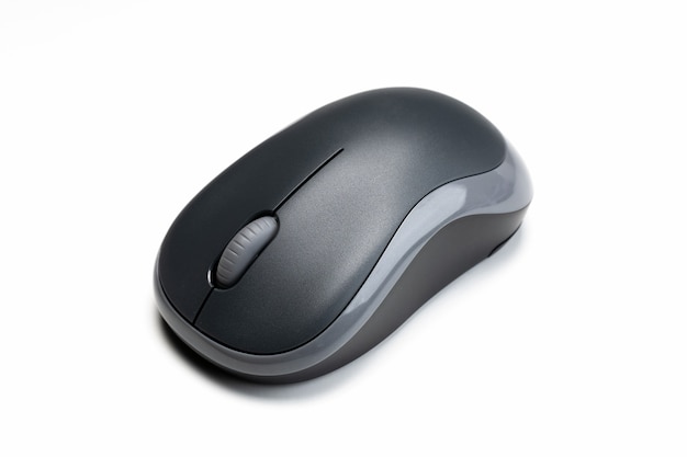Ratón de computadora inalámbrico sobre fondo blanco