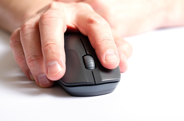 Un ratón de computadora en la mano de un hombre Fondo blanco