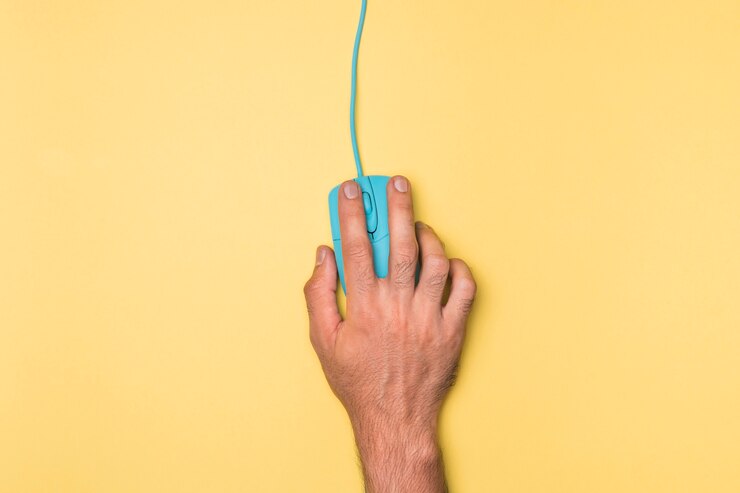 Foto ratón de la computadora de la mano de vista superior
