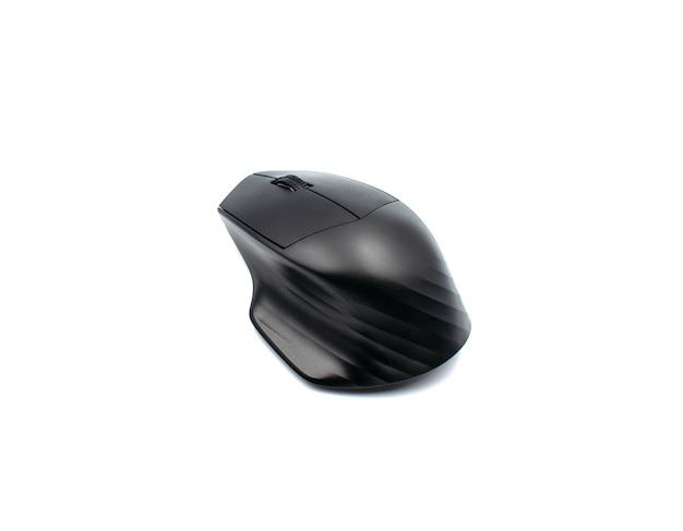 Ratón de computadora negro aislado sobre un fondo blanco