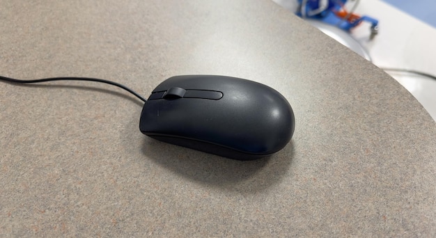 ratón electrónico en un escritorio diseño elegante y botones que simbolizan la precisión de la computación moderna y e