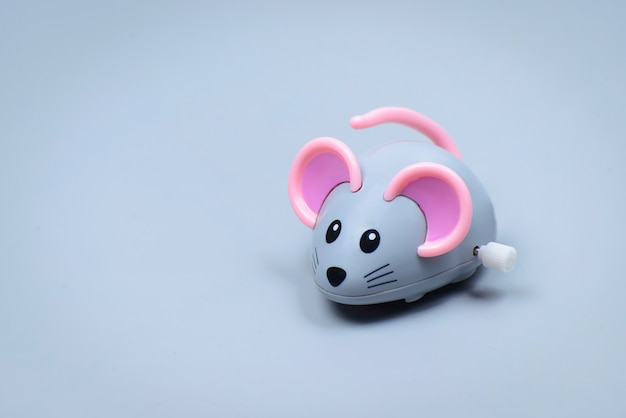 Foto ratón de juguete de plástico sobre una superficie gris