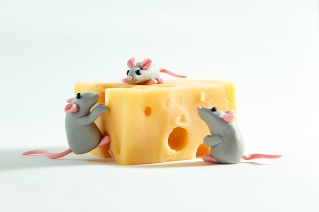 Ratoncitos de plastilina y un trozo de queso con agujeros