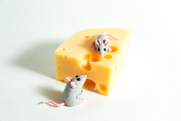 Ratoncitos de plastilina y un trozo de queso con agujeros