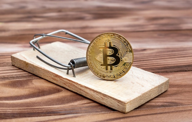 Ratonera con moneda de bitcoin sobre la mesa