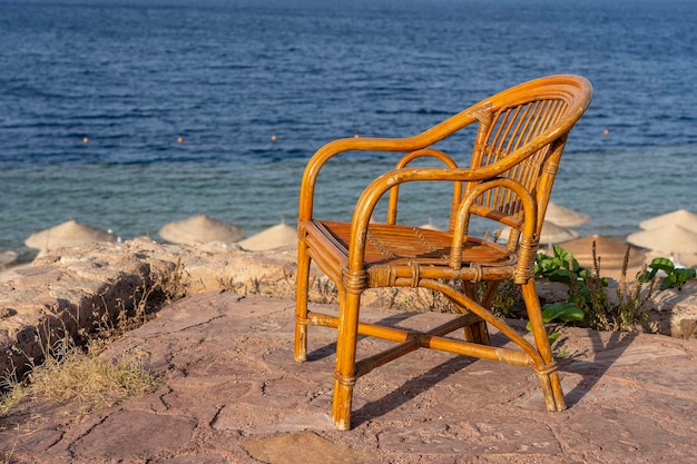 Rattanstuhl am tropischen Strand nahe dem Meer in Sharm El Sheikh Ägypten