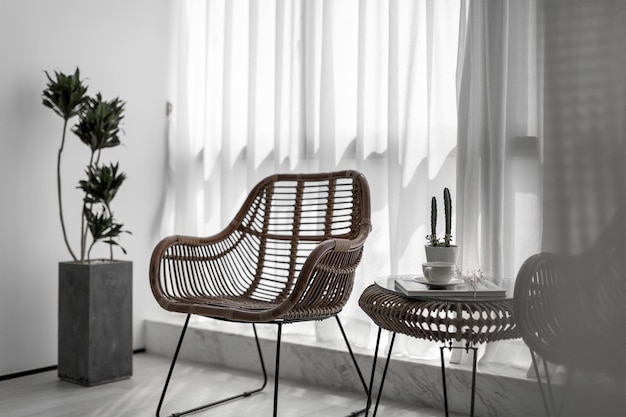Rattanstuhl im minimalistischen Raum