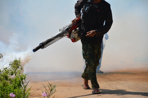 Foto rauch aus dem mückenschutzspray