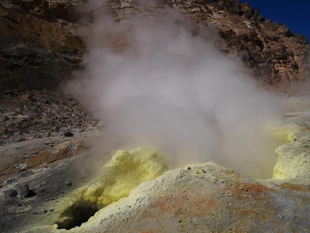 Foto rauch aus der fumarole