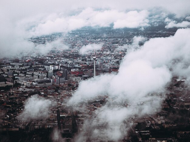 Rauch aus der Stadt gegen den Himmel