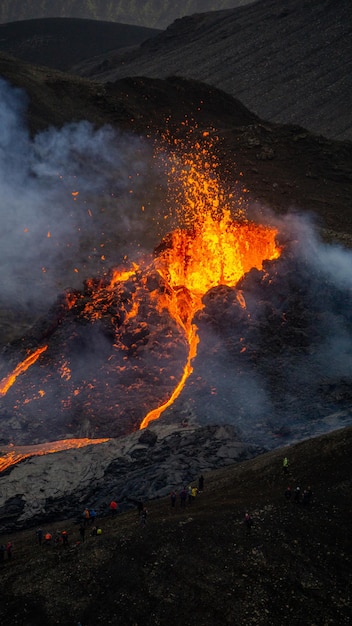 Foto rauch, der nachts von einem vulkanberg ausstrahlt