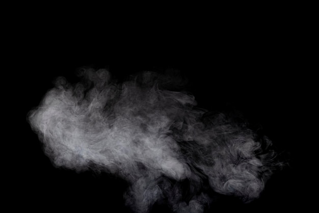 Rauch strömt durch linke Überlagerung auf schwarzem Hintergrund