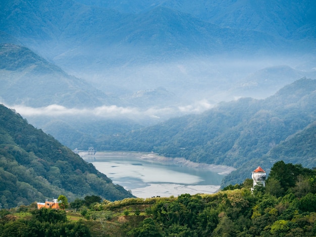 Rauch und Nebel über den Landschaften. schöne Berge mit blauem Himmel