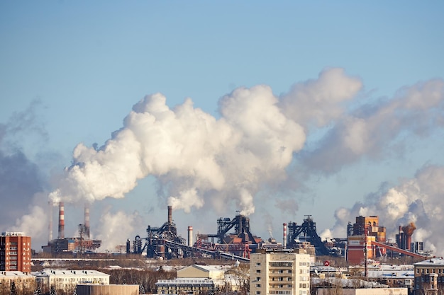 Rauch und Smog. Schädliche Emissionen in die Umwelt. Verschmutzung der Atmosphäre durch Fabrik. Abgase. Umweltkatastrophe. Schlechte Umgebung in der Stadt