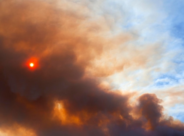 Rauch von Sommerbränden (Brandstiftung) bedeckt die Sonne auf der griechischen Insel Euböa, Griechenland