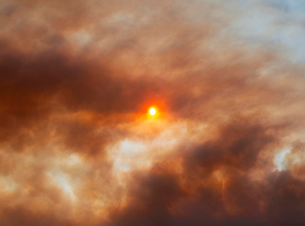 Rauch von sommerbränden (brandstiftung) bedeckt die sonne auf der griechischen insel euböa, griechenland