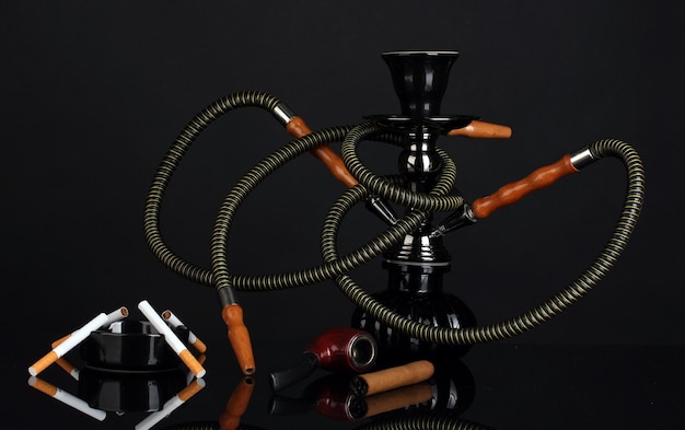 Rauchen Werkzeuge eine Shisha Zigarre Zigarette und Pfeife auf schwarzem Hintergrund isoliert