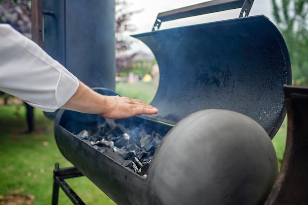 Rauchergrill im Hinterhof der Familie Terrasse Grillparty im Freien auf grünem Gartenhintergrund