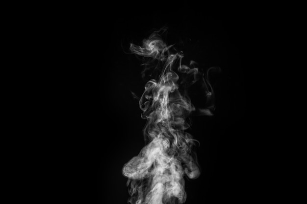 Rauchfragmente auf schwarzem Hintergrund. Abstrakter Hintergrund, Gestaltungselement, für die Überlagerung von Bildern.
