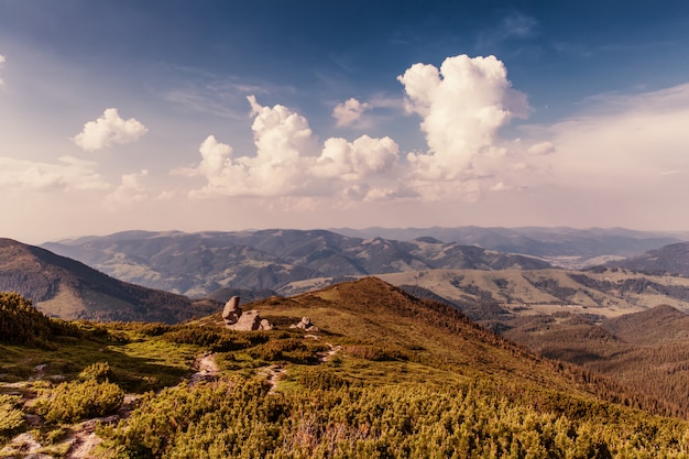 Rauchige Gebirgslandschaft mit Retro-Weinlesefilter