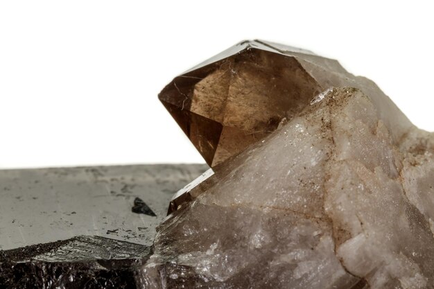 Rauchtopaz de quartzo esfumaçado de pedra mineral macro em um fundo branco