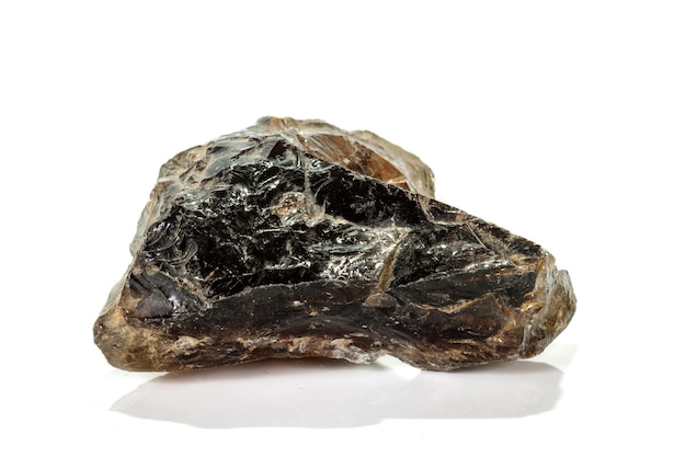 Rauchtopaz de quartzo esfumaçado de pedra mineral macro em um fundo branco