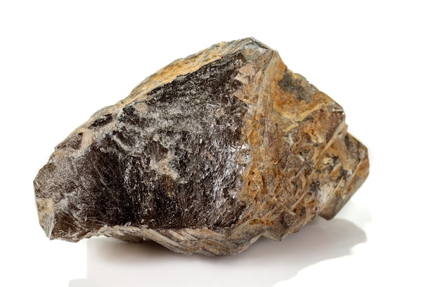 Rauchtopaz de quartzo esfumaçado de pedra mineral macro em um fundo branco