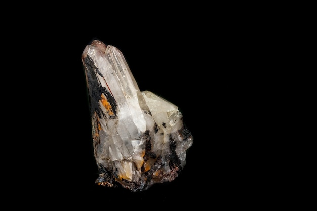 Rauchtopaz de quartzo esfumaçado de pedra mineral macro em um fundo preto