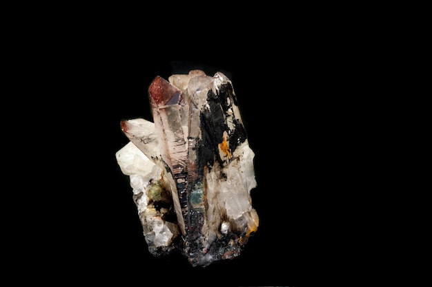 Rauchtopaz de quartzo esfumaçado de pedra mineral macro em um fundo preto